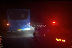 В городе Белово сотрудники Госавтоинспекции помогли водителю рейсового автобуса добраться до места ремонта
