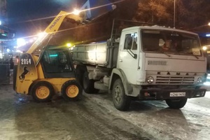 Вывоз снега в Белове продолжается