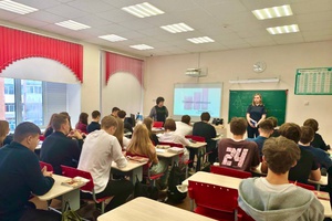 Полицейские проводят профориентационную работу со школьниками выпускных классов