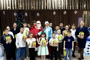 В Белове полицейские поздравили с наступающим Новым годом воспитанников подшефного детского дома «Надежда»