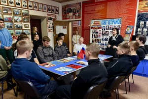 Беловские полицейские провели экскурсию в музее для студентов в честь Дня Героев Отечества