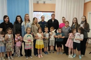 Сотрудники Госавтоинспекции совместно с сотрудниками МЧС продолжают проведение бесед в детьми и родителями в детских садах