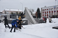 В городе Белово продолжается борьба со снегом