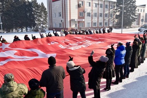 На Центральной площади города развернули масштабную копию Знамени Победы